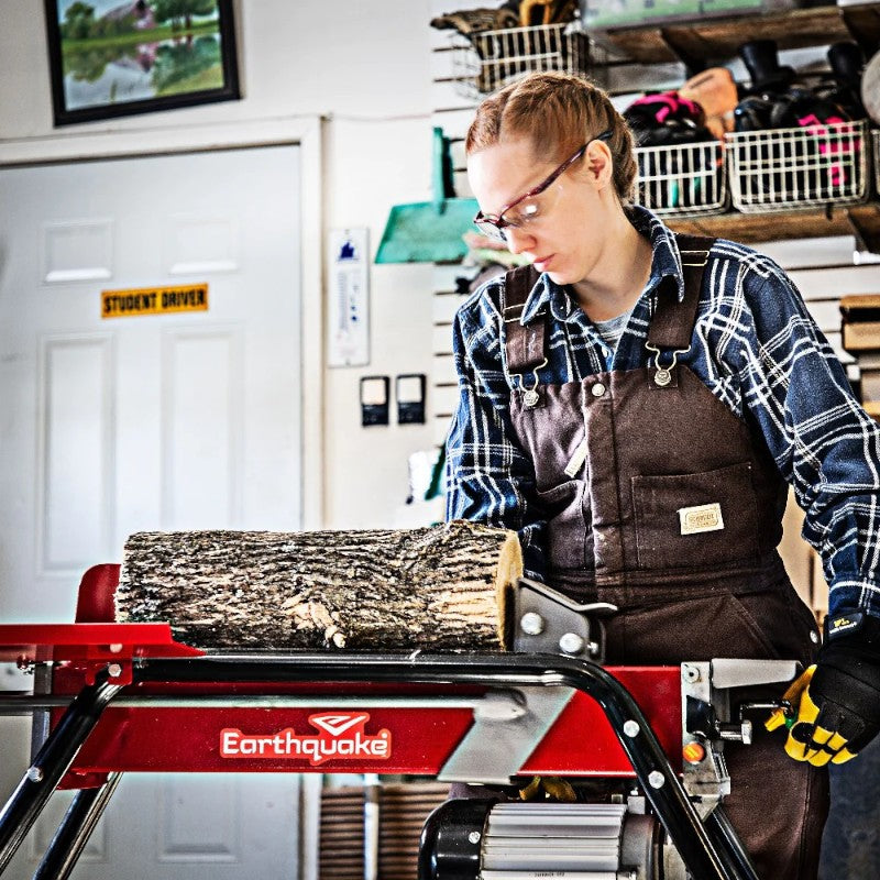 Woman operating the earthquake 5-ton electric log splitter with stand and tray